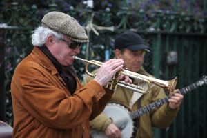 France, Paris, 27 april 2013: Unidentified musician play before public outdoors on April 27, 2013 in Paris, France. Everyday more 100 buskers perform on the streets and in the metro of Paris